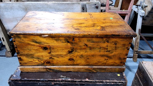 Lot 292 - VINTAGE CHEST