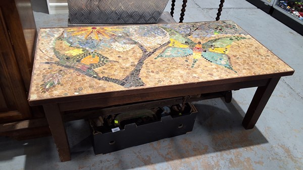 Lot 282 - COFFEE TABLE