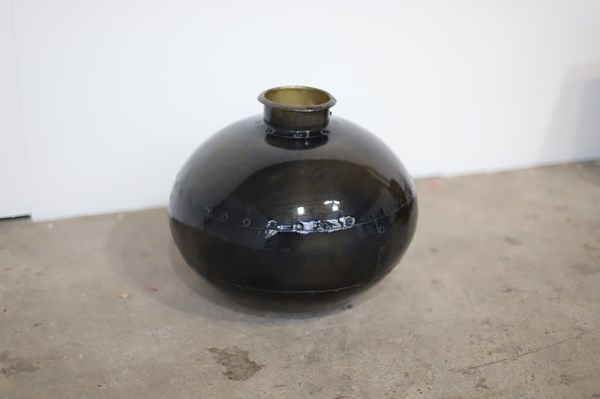 Lot 129 - VASE