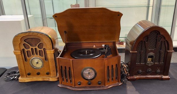 Lot 1368 - TIMBER CASED RADIOS