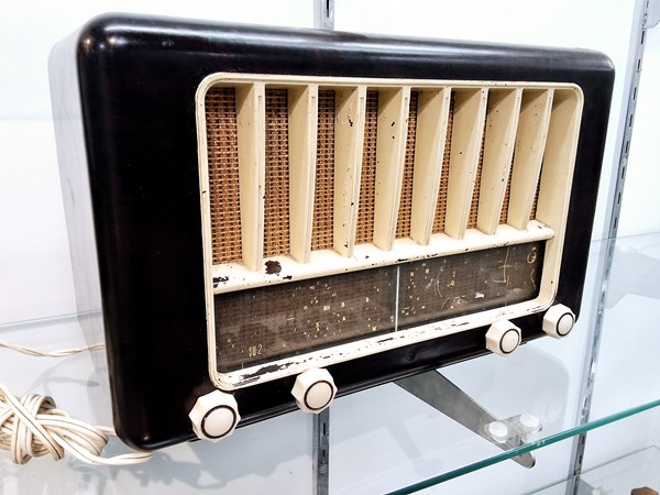 Lot 1300 - BAKELITE RADIO