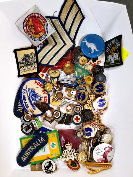 Lot 1077 - BADGES & PATCHES