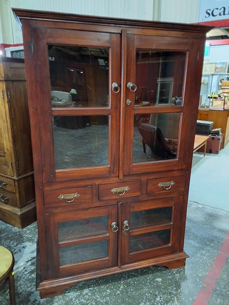 Lot 121 - DISPLAY CABINET