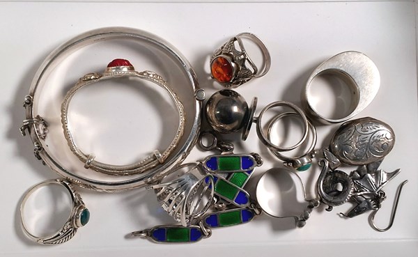 Lot 1045 - JEWELLERY