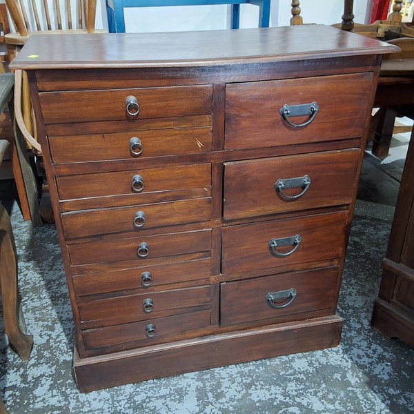 Lot 122 - CHEST OF DRAWERS