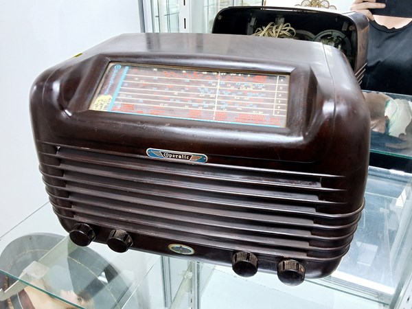 Lot 1456 - BAKELITE RADIO