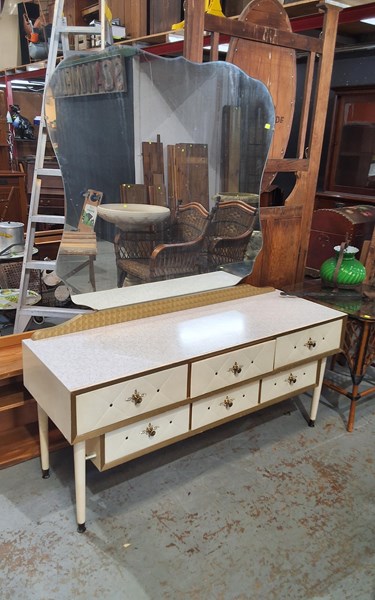 Lot 426 - DRESSING TABLE