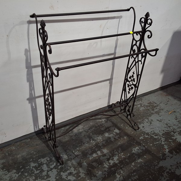 Lot 29 - TOWEL RAIL