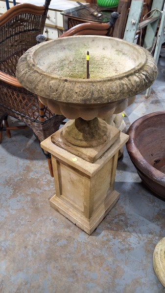 Lot 453 - GARDEN URN