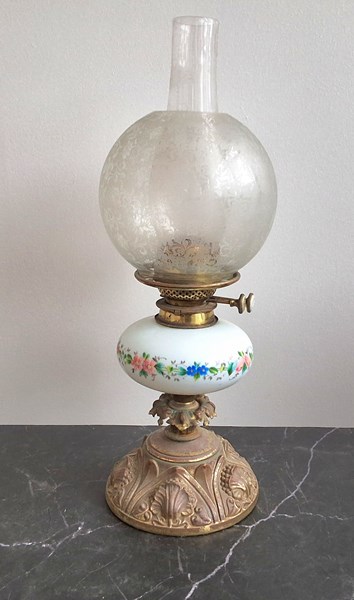 Lot 1403 - KEROSENE LAMP