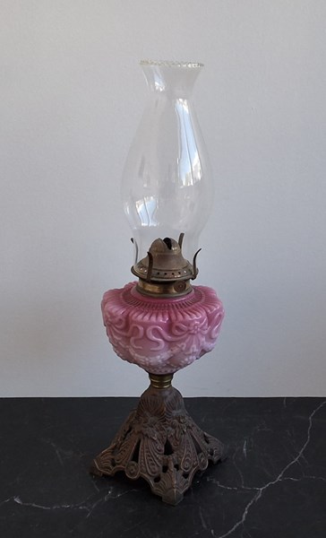 Lot 1408 - KEROSENE LAMP