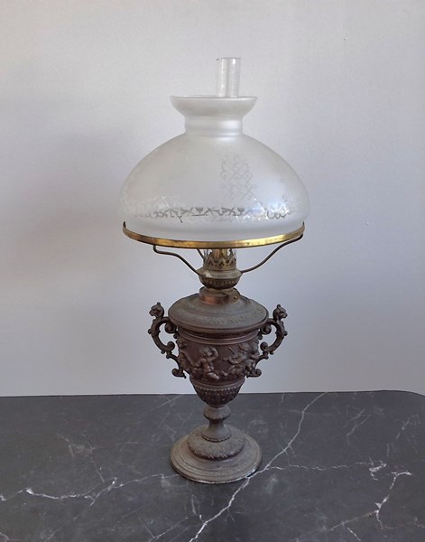 Lot 1402 - KEROSENE LAMP