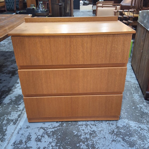 Lot 83 - CHEST OF DRAWERS