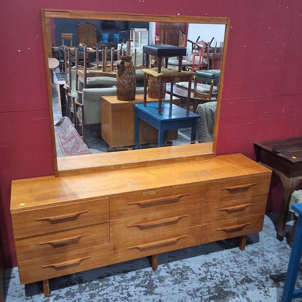 Lot 39 - DRESSING TABLE