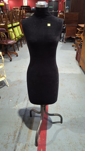 Lot 47 - DRESSMAKERS MANNEQUIN