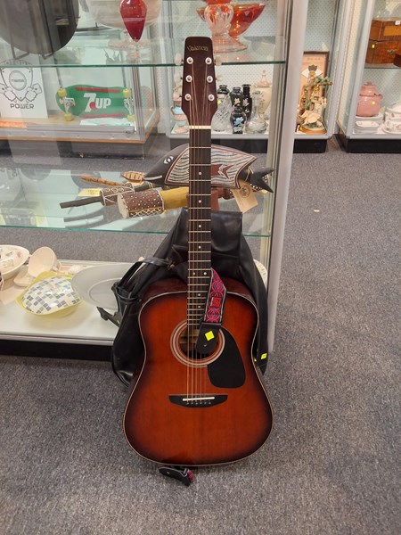 Lot 1301 - GUITAR