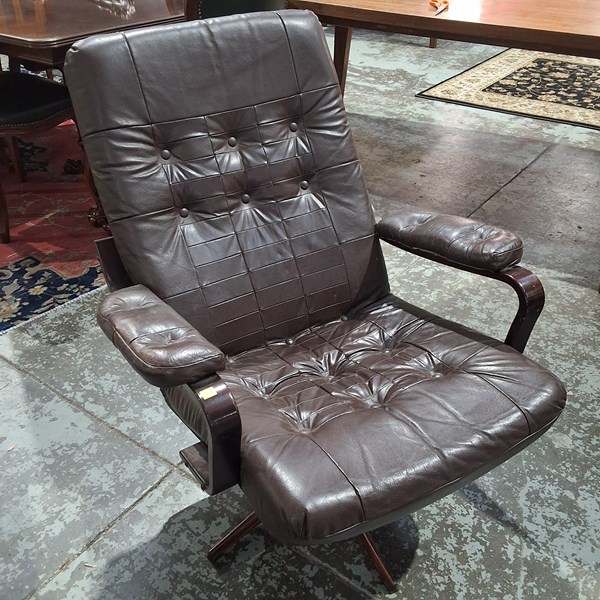 Lot 226 - LOUNGE CHAIR