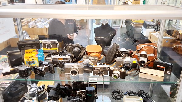 Lot 1371 - CAMERAS