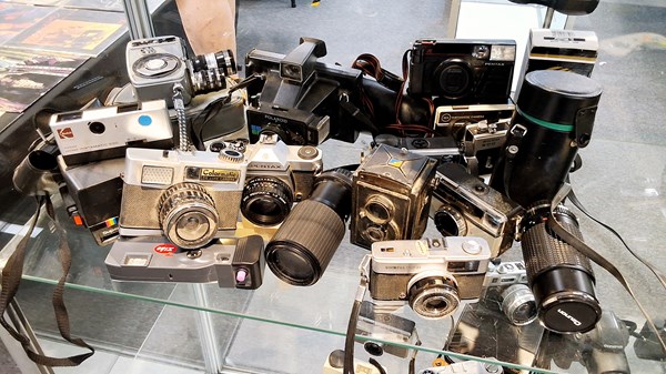 Lot 1372 - CAMERAS