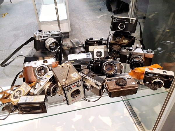 Lot 1374 - CAMERAS