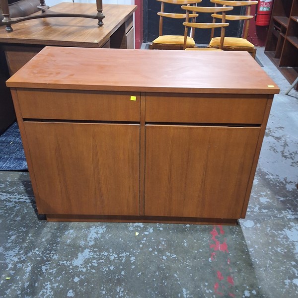 Lot 14 - CUPBOARD