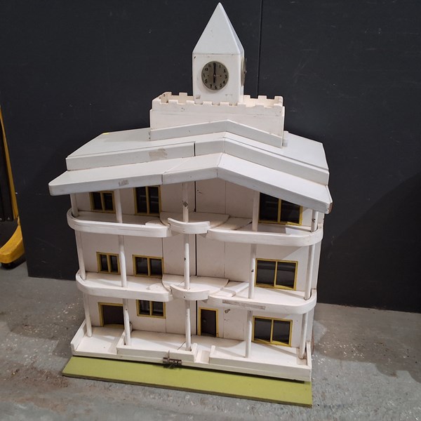 Lot 488 - DOLLS HOUSE