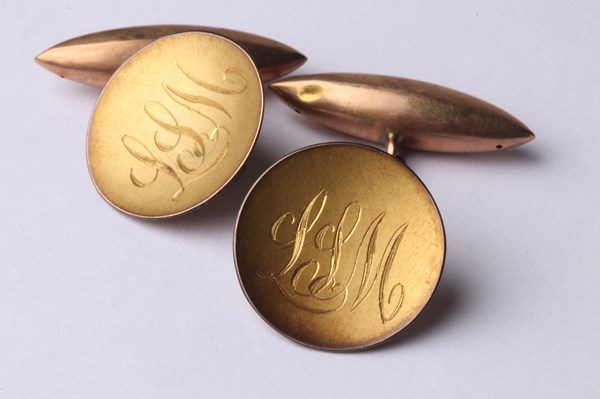 Lot 1013 - GOLD CUFFLINKS