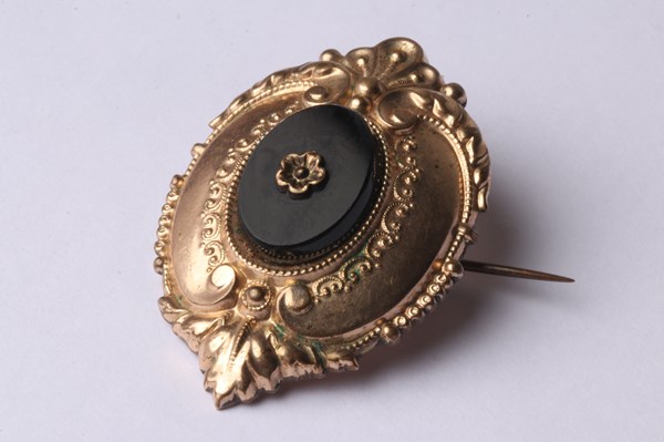 Lot 1053 - MOURNING BROOCH