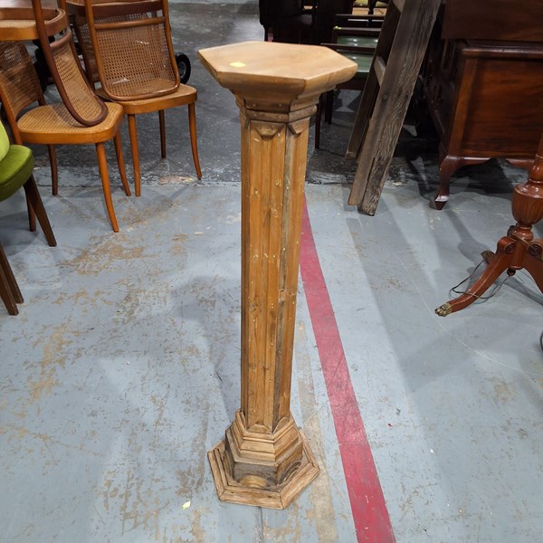 Lot 208 - PEDESTAL