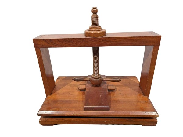 Lot 415 - BOOK PRESS