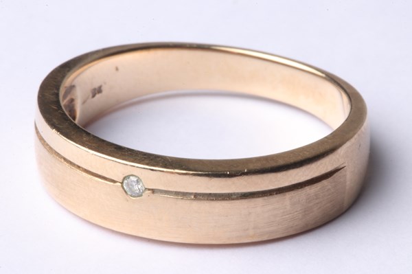 Lot 1007 - GOLD RING