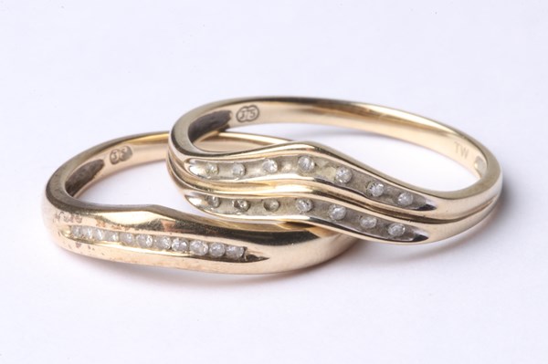 Lot 1003 - GOLD RINGS