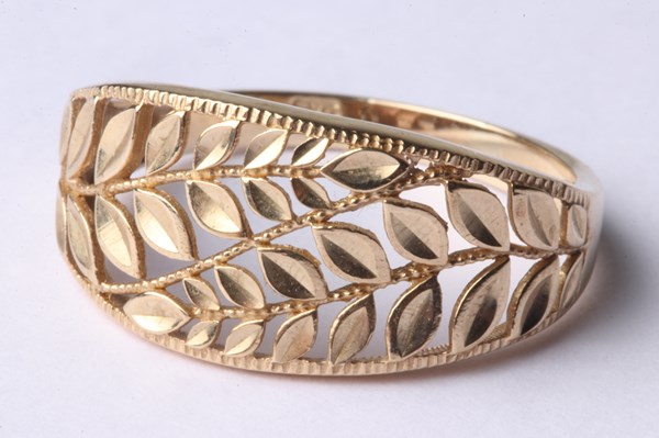 Lot 1009 - GOLD RING