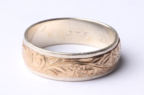 Lot 1001 - GOLD RING