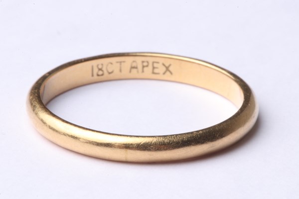 Lot 1051 - GOLD RING