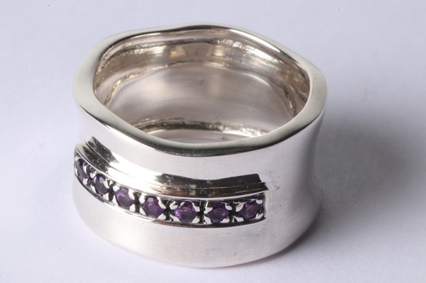 Lot 1017 - SILVER RING