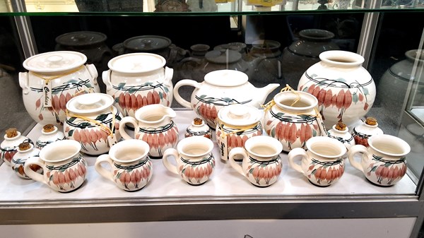 Lot 1220 - YARRA GLEN POTTERY