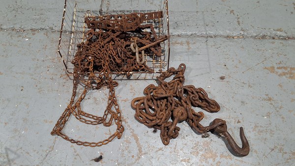 Lot 280 - CHAINS