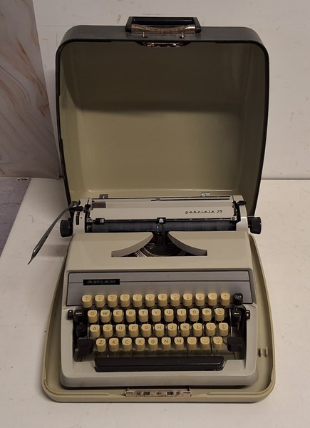 Lot 1366 - VINTAGE TYPEWRITER