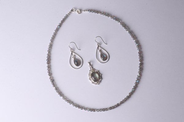 Lot 1035 - JEWELLERY SUITE