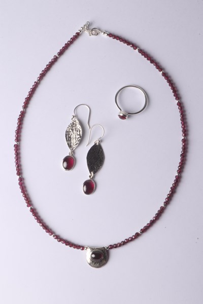 Lot 1037 - JEWELLERY SUITE