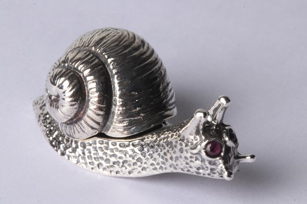 Lot 1024 - SILVER SNAIL PILL BOX