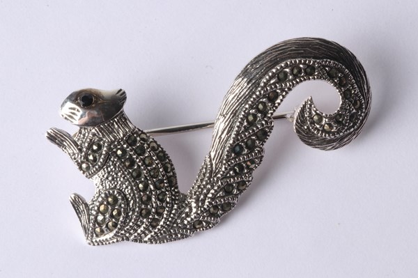 Lot 1023 - SILVER BROOCH