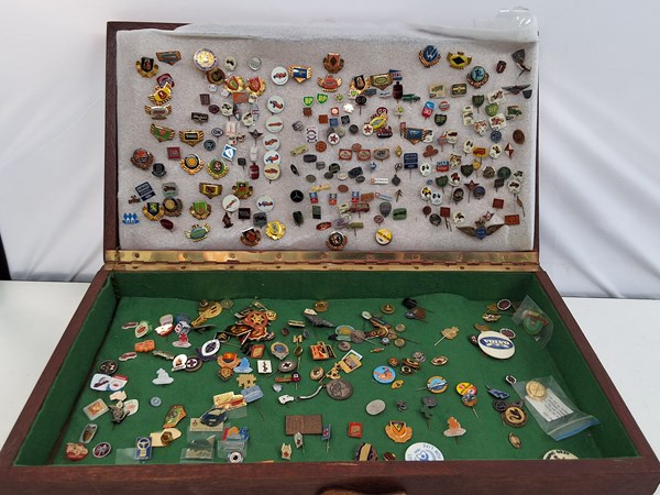 Lot 1360 - BADGES