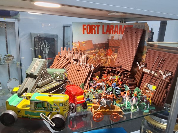 Lot 1466 - VINTAGE TOYS