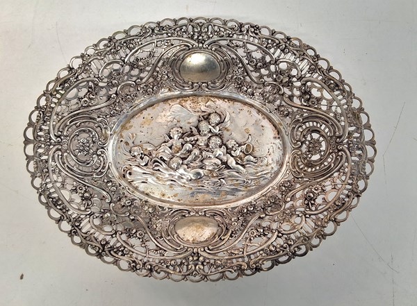 Lot 1045 - SILVER DISH