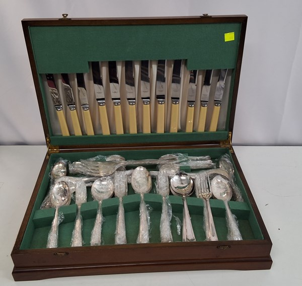 Lot 1346 - CUTLERY CANTEEN