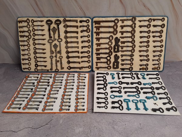 Lot 1266 - KEY DISPLAYS