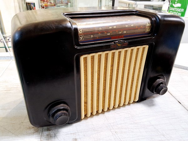 Lot 1395 - BAKELITE RADIO