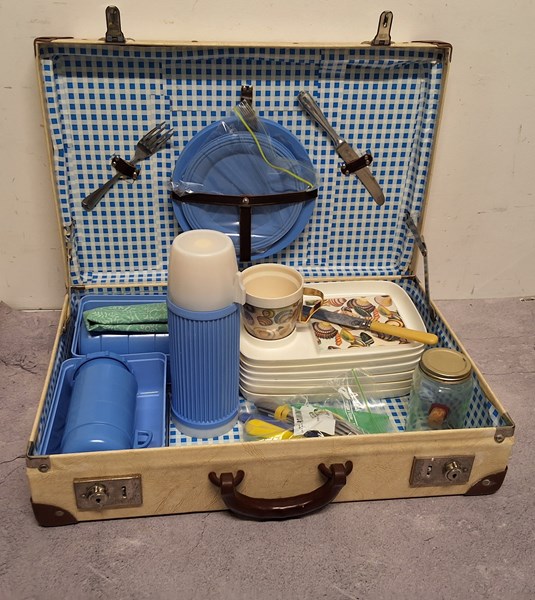 Lot 1457 - PICNIC SET